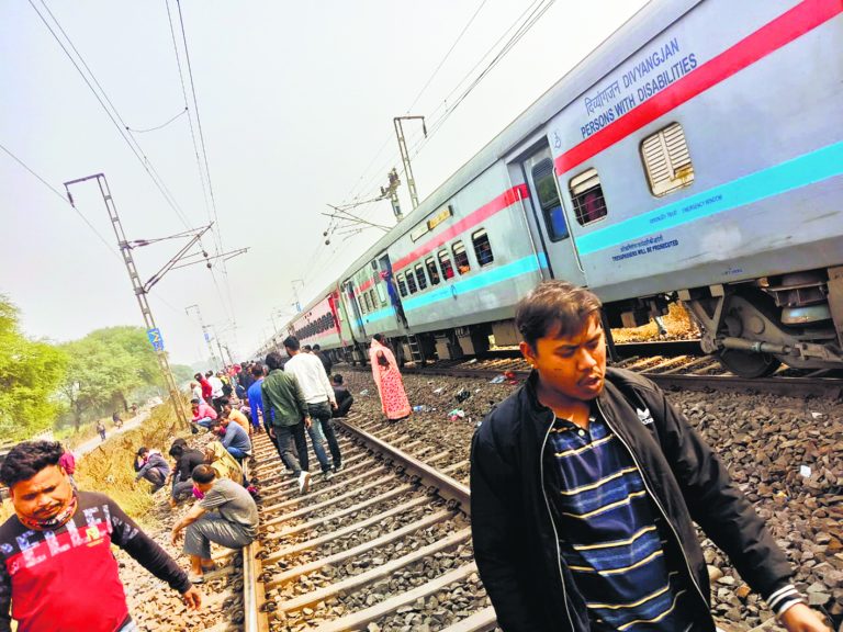 Buxar News: जमानिया के पास गुहावटी-बीकानेर एक्सप्रेस के इंजन में आयी खराबी, परिचालन बाधित