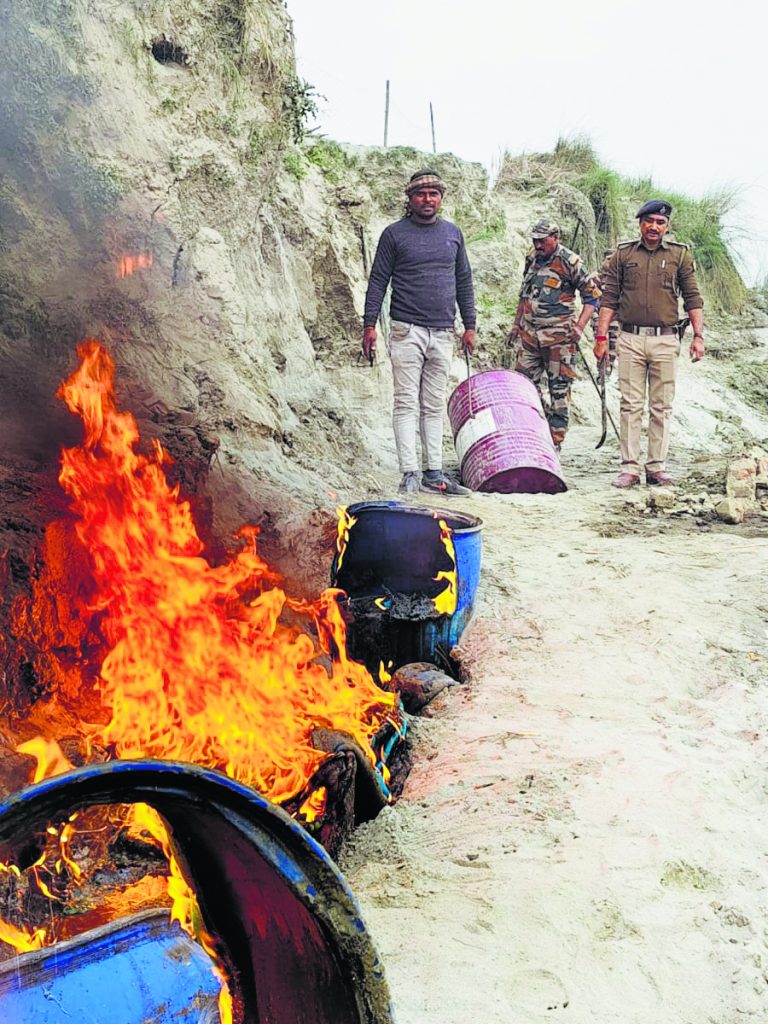 hajipur news. पुलिस ने गंगा नदी किनारे ध्वस्त की शराब की चार भट्ठियां