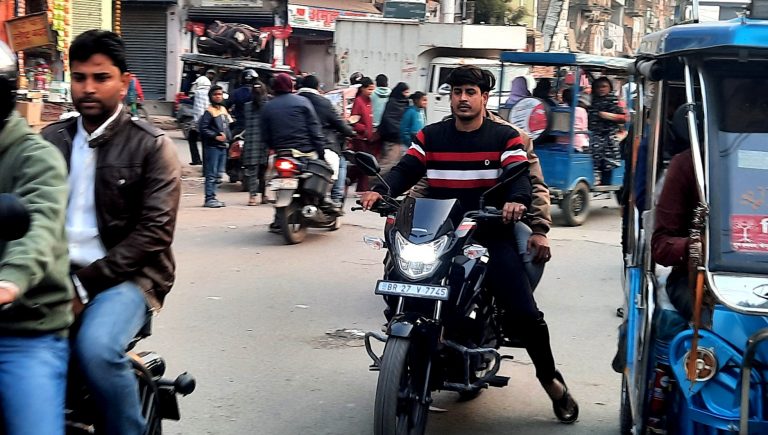 बिना हैलमेट के चल फर्राटे भर रहे बाइक सवार