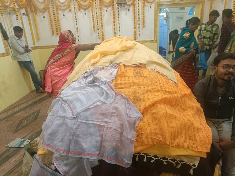 Giridih News :सांप्रदायिक सौहार्द्र का प्रतीक है लंगटा बाबा समाधि स्थल