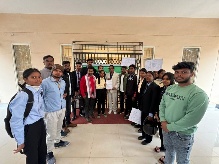 Education News : डीएसपीएमयू में बोनाफाइड सर्टिफिकेट बनाने में अवैध वसूली को लेकर छात्रों ने किया हंगामा