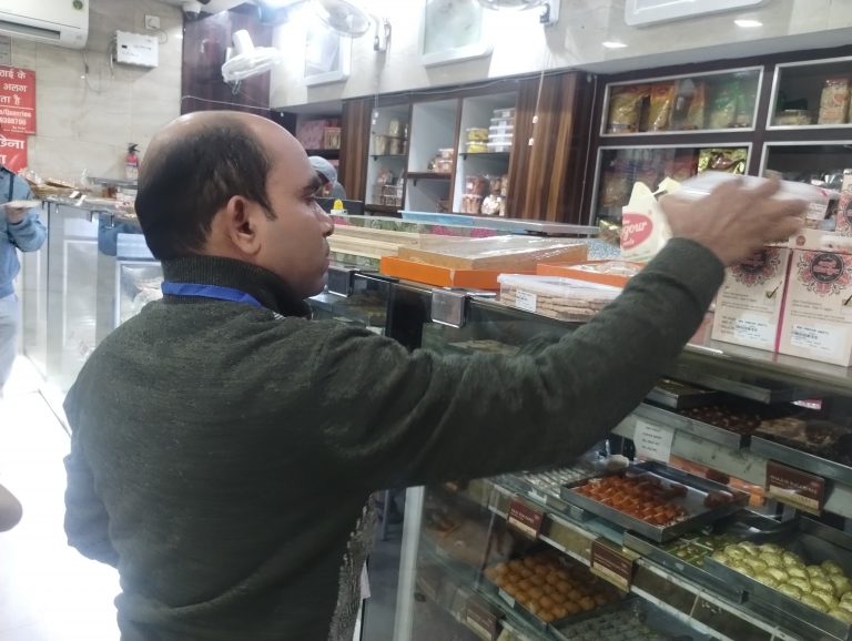 Jamshedpur News : खाद्य विभाग ने प्रतिष्ठानों से लिया नमूना, मिलावट की पुष्टि हुई तो…
