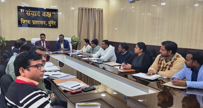ऑनलाइन म्यूटेशन की धीमी गति पर डीएम  ने जतायी नाराजगी