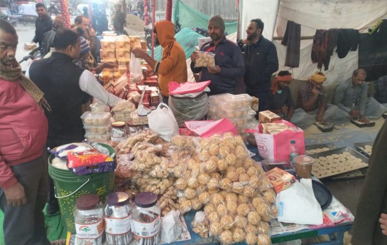 मकर संक्रांति आज, बाजारों में अंतिम खरीदारी के लिए जुटी भीड़