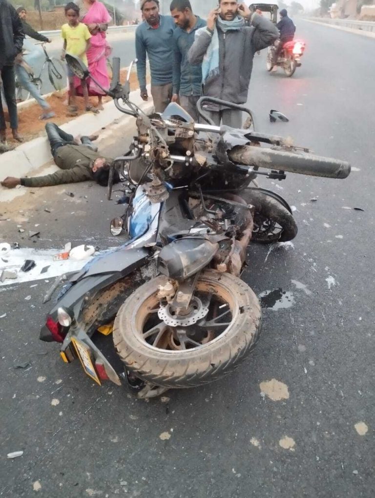 Accident : दो बाइक आपस में टकराये, तीन व्यक्ति घायल
