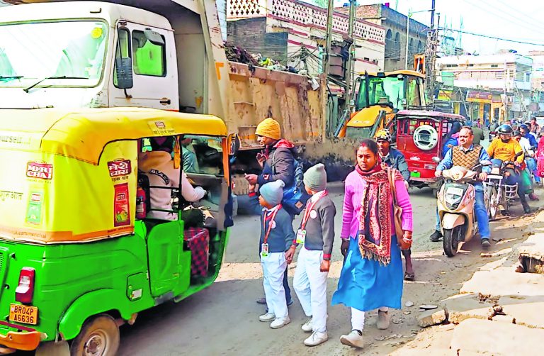 chapra news : सफाई की टाइमिंग गड़बड़, शहरवासी परेशान