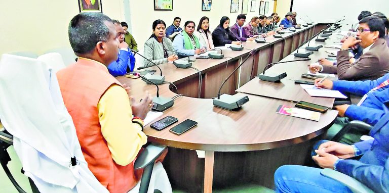 Ranchi News : दाखिल-खारिज का काम समय पर करें