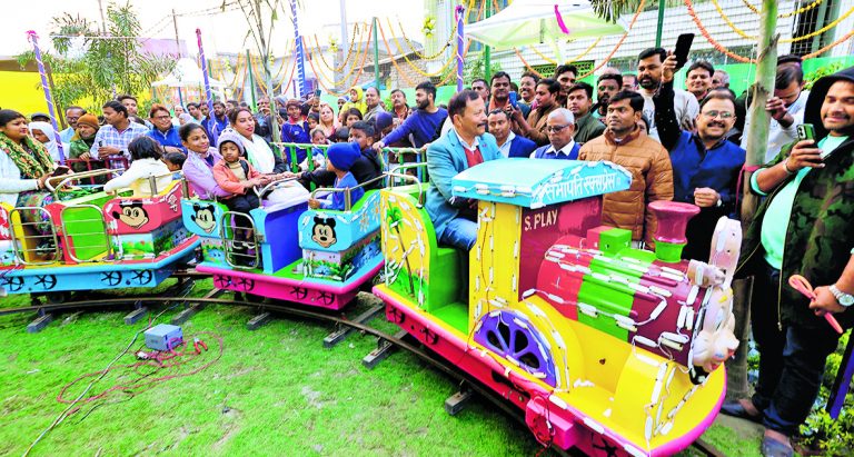 hajipur news. शहरवासियों को मिला हाइटेक पार्क का तोहफा, बच्चों ने ट्वाय ट्रेन के लिए मजे