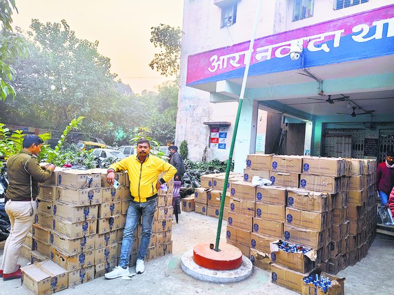 ट्रक पर प्लास्टिक के पाइप के बीच रखी शराब जब्त