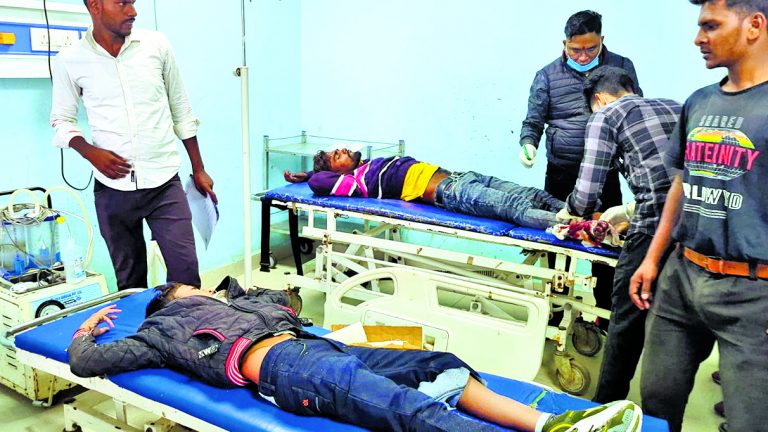 सड़क हादसे में बाइक सवार चाचा-भतीजा जख्मी