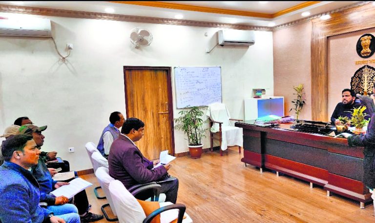 hajipur news. पशुओं की तस्करी रोकने के लिए सीमा क्षेत्रों में कराएं बैरिकेडिंग : जिलाधिकारी