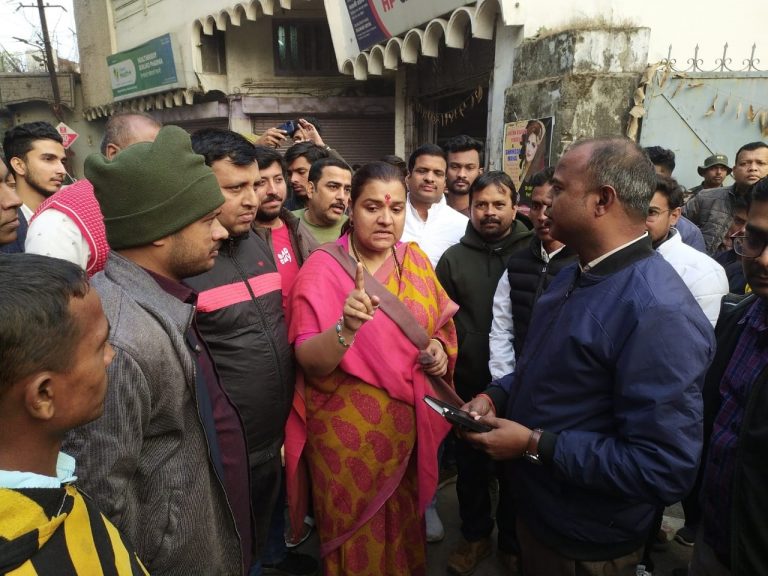 Bokaro News : क्षेत्र में गंदगी का अंबार, विधायक ने दिया सफाई का निर्देश