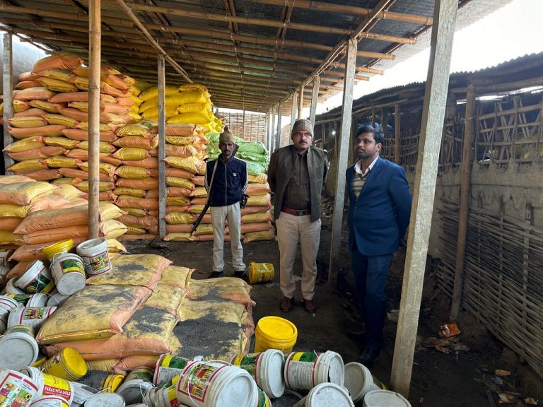 गोदाम में छापेमारी, खाली बोरा व सिलाई का सामान जब्त