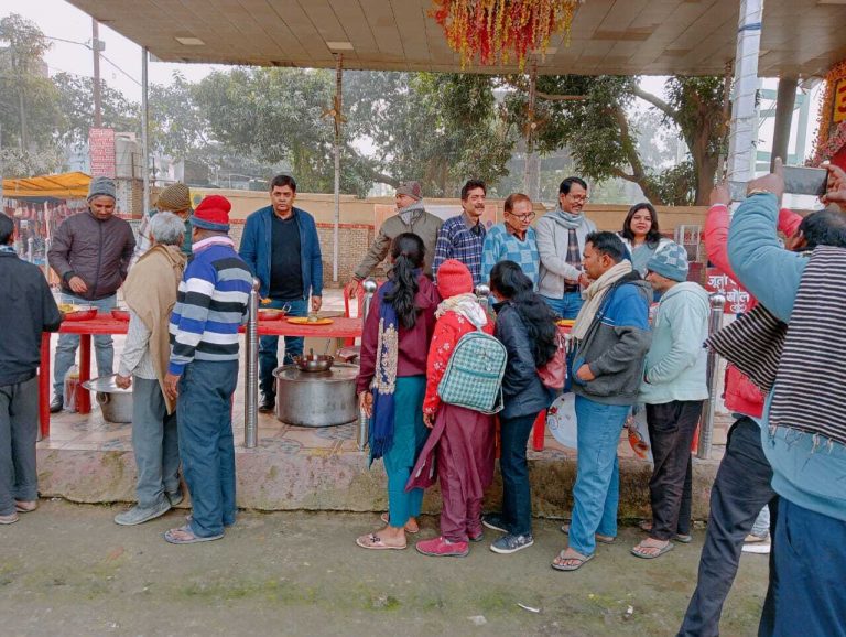 गांधी मैदान में खिचड़ी भोज व पंतगोत्सव का आयोजन
