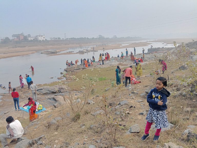 लोगों ने मकर संक्रांति पर अजय नदी में किया पुण्य स्नान
