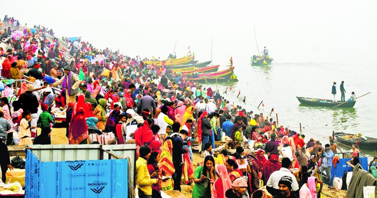 Buxar News: 50 हजार लोगों ने लगायी गंगा में डुबकी