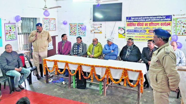 मंडल कारा में कैदियों को हुनरमंद बनाने के लिए दिया जा रहा प्रशिक्षण