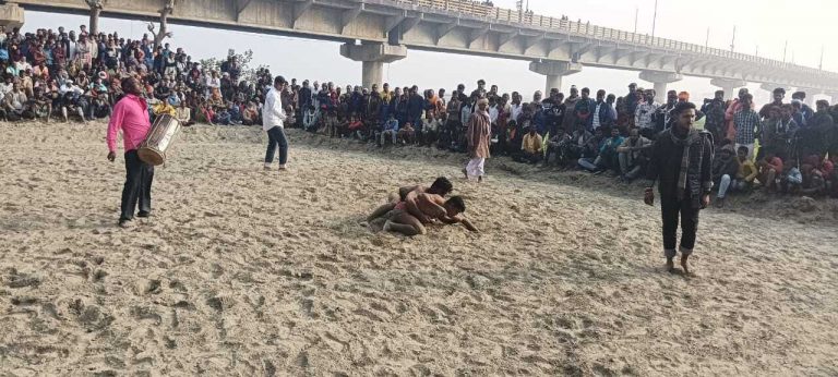 पौष पूर्णिमा मेले के पहले दिन एक दर्जन पहलवानों ने दंगल में किया जोर आजमाइश