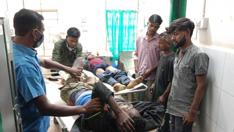 Chaibasa News : खड़े ट्रेलर से तेज रफ्तार बाइक टकरायी, दो युवक गंभीर