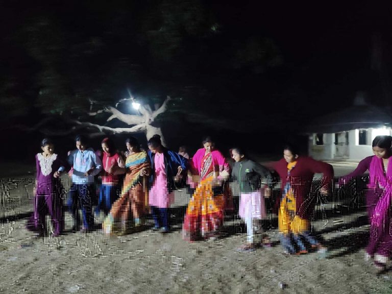 East Singhbhum : हांडी फोड़ में बिरोला सरदार व भूमिज नृत्य में कमलावती अव्वल