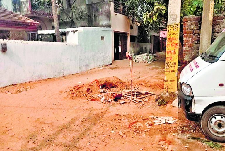 Ranchi News : रोड के बीच में शव दफनाया, हंगामा