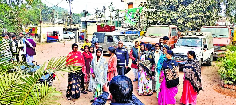 Ranchi News : हत्या के आरोपियों की गिरफ्तारी के लिए थाना में प्रदर्शन