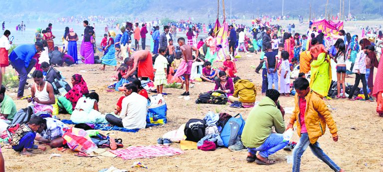 Dhanbad News: मकर संक्रांति पर लोगों ने लगायी आस्था की डुबकी