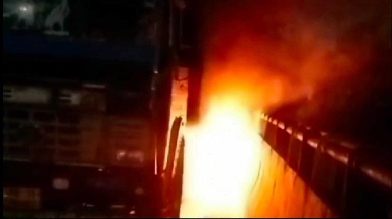 फरक्का बराज पर चलती गाड़ी में लगी आग