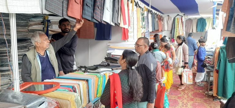 आधुनिकता के जमाने में भी युवाओं के बीच बढ़ रहा खादी का क्रेज