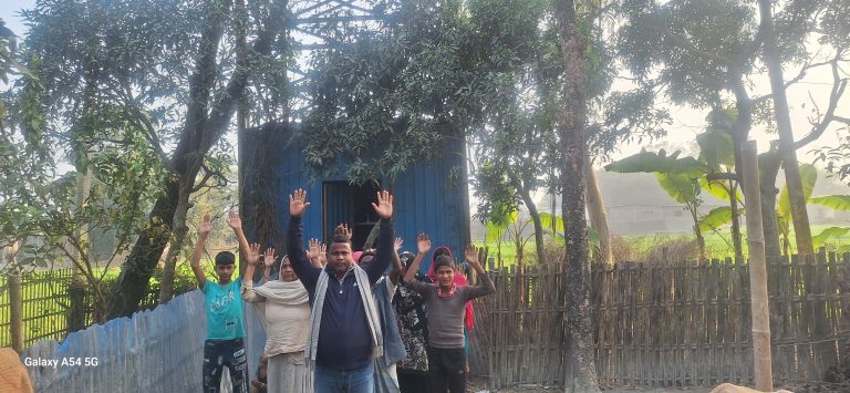 नल जल योजना में व्याप्त अनियमितता को लेकर ग्रामीणों ने किया प्रदर्शन