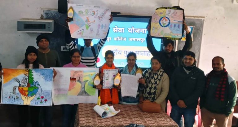 निबंध लेखन में मो. अजहर एवं पोस्टर मेकिंग में राजकुमार प्रथम