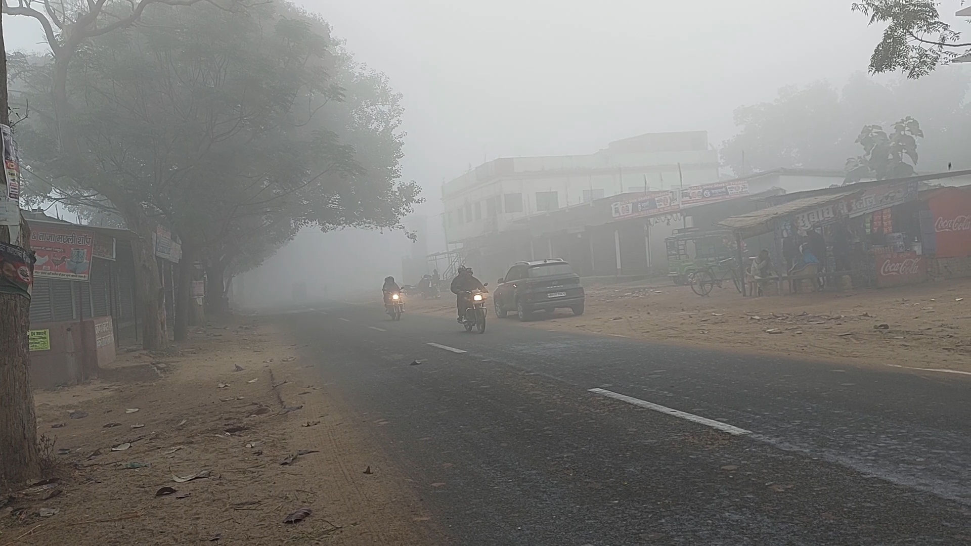 सुबह के वक्त छाया घना कोहरा