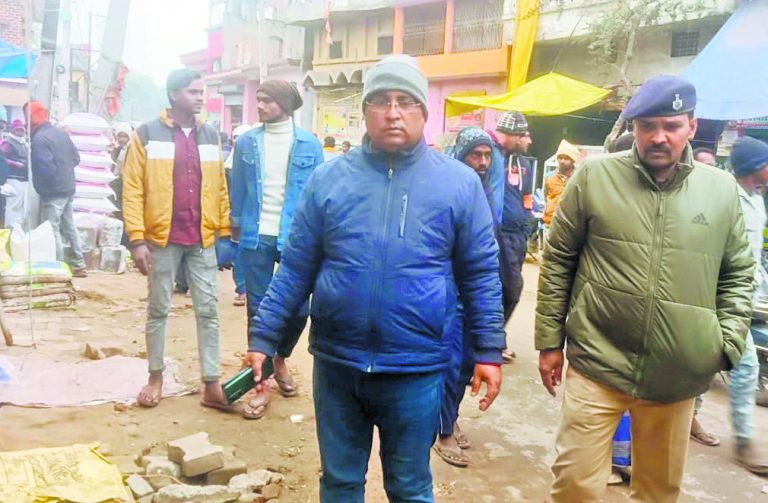 सीएम की संभावित यात्रा को लेकर चकाचक होगी सिमरी बाजार की सड़कें, करायी जा रही बैरिकेडिंग