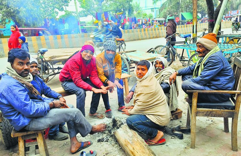 कोहरे की मार से आमजन परेशान, घंटों विलंब से पहुंच रहीं ट्रेनें