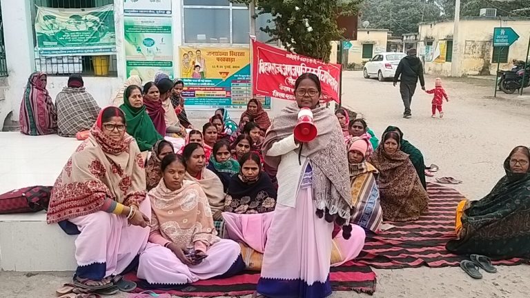 अपनी मांगों को लेकर आशा ने सूर्यगढ़ा सामुदायिक स्वास्थ्य केंद्र में दिया धरना