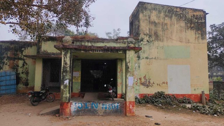 प्रभात खास, पुस्तकाध्यक्षों की कमी से बेजार हो रहा महाविद्यालय में पुस्तकालय