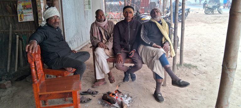 शीतलहर से बढ़ी ठिठुरन, घरों में दुबके रहे लोग