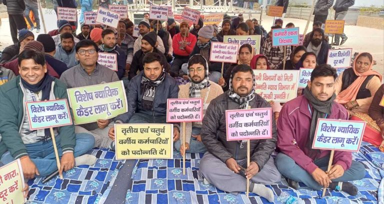 हड़ताल पर गये व्यवहार न्यायालय के कर्मचारी