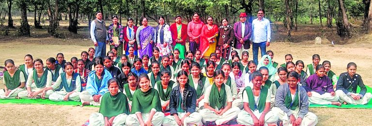 Rourkela News: मानसिक व शारीरिक मजबूती के लिए छात्राएं सीख रहीं आत्मरक्षा के गुर