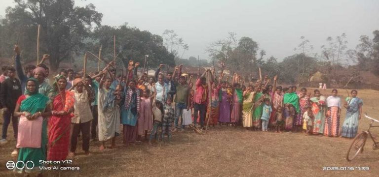 Chaibasa News : सीमांकन को पहुंचे अमीन को ग्रामीणों ने बनाया बंधक, खाते से छेड़छाड़ का आरोप