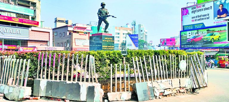 Ranchi news : 15 दिनों से उखड़ी टाइल्स व टूटी रेलिंग के बीच खड़ी है परमवीर अलबर्ट एक्का की प्रतिमा