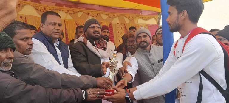 Deoghar news : क्रिकेट टूर्नामेंट के फाइनल मुकाबले में आदर्श एलेवन ने मुकेश एलेवन को हराया