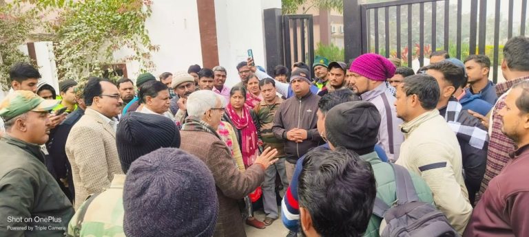 पगार में कटौती पर पूर्णिया विवि में आउटसोर्सिंग कर्मियों ने किया हंगामा