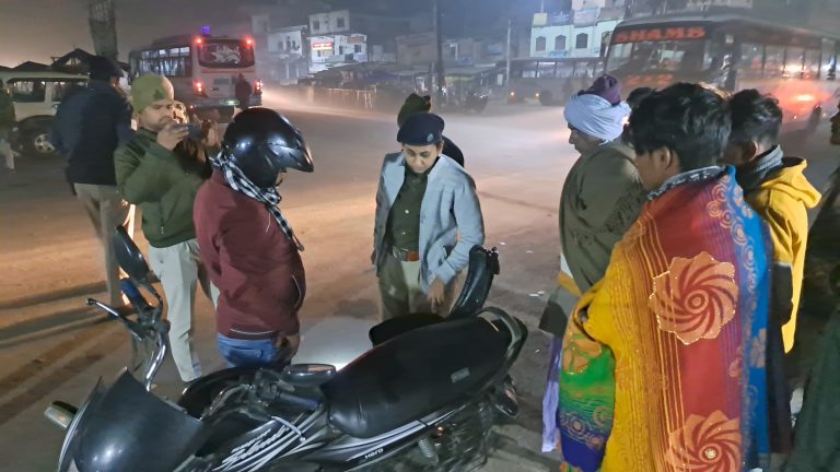 कोढ़ा पुलिस ने रात्रि में चलाया वाहन चेकिंग अभियान