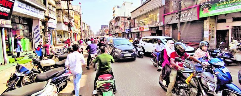 राउरकेला मेन राेड में लाल बिल्डिंग चौक से बिरसा डाहर रोड तक लगा जाम, रेंगते रहे वाहन