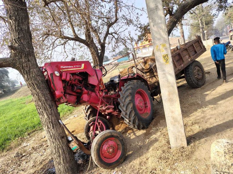 ट्रैक्टर पेड़ से टकराया, चालक चोटिल