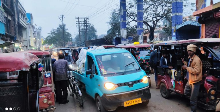 स्टेशन के दोनों मुख्य गेट पर बना ई-रिक्शा का अनाधिकृत स्टैंड, यात्री परेशान