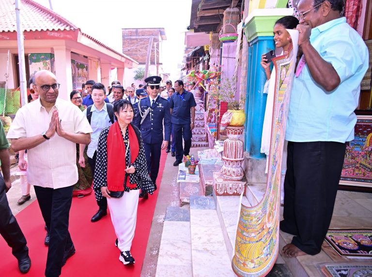 Bhubaneswar News: सिंगापुर के राष्ट्रपति पत्नी के साथ पुरी के शिल्पग्राम पहुंचे, पट्टचित्र कला की बारीकियां जानी
