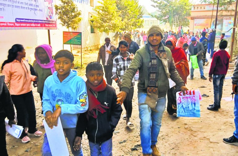 Gaya News : जवाहर नवोदय विद्यालय में प्रवेश के लिए आठ केंद्रों पर हुई परीक्षा