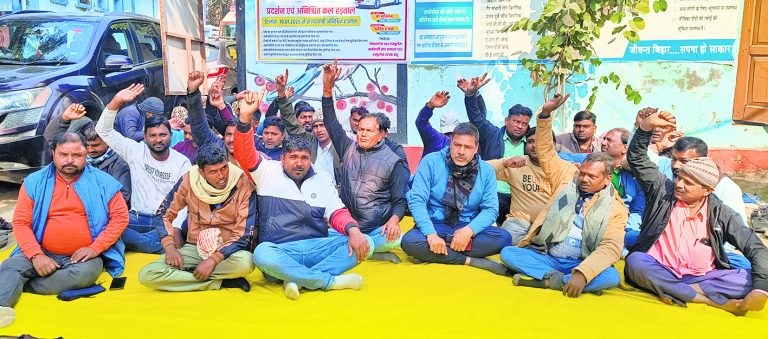 Gpalganj News : 102 सेवा के एंबुलेंसकर्मी अनिश्चितकाल हड़ताल पर